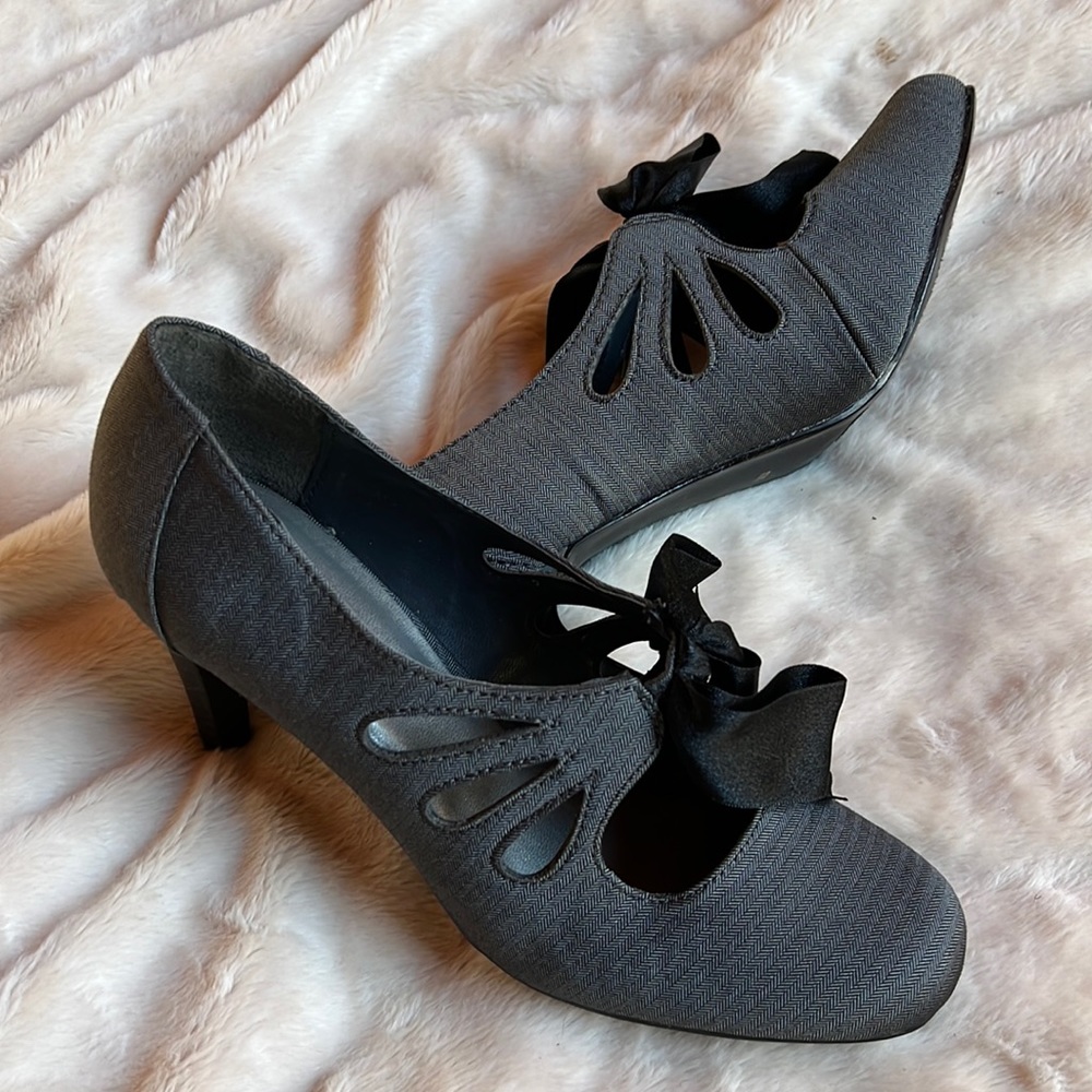 Never worn Grey Ann Marino lace up 3.5 in heel Fabric upper